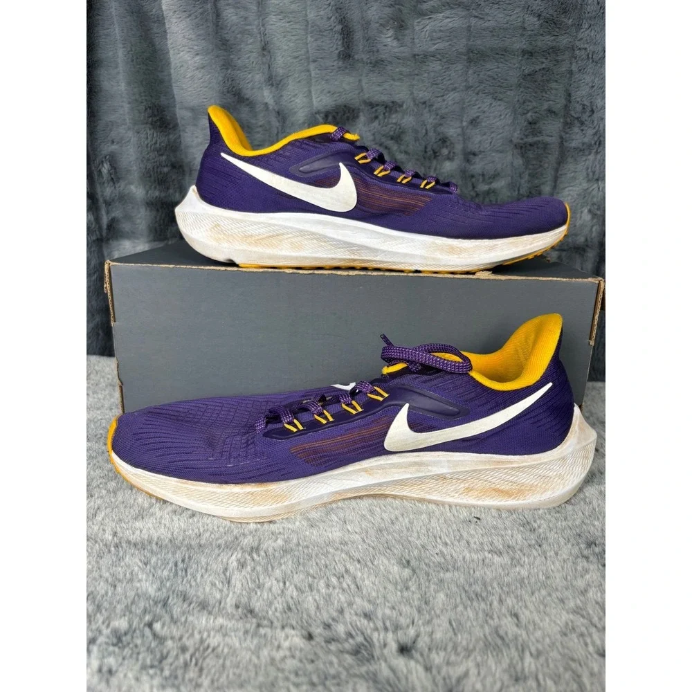 Nike Air Zoom Pegasus 39 LSU Tigers Purple Gold Running Shoe DR1968-500 Mens 8.5